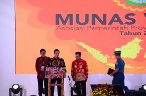 Presiden Jokowi didampingi Mendagri dan Gubernur Sulsel membuka Munas V APPSI, di Makassar, Rabu (25/11) malam