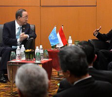 Presiden Jokowi didampingi sejumah menteri Kabinet Kerja bertemu dengan Sekjen PBB Ban Ki-moon, di sela-sela KTT ASEAN, di Kuala Lumpur, Malaysia, Minggu (22/11). Foto: Cahyo/Setpres