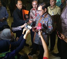 Seskab Pramono Anung menjawab wartawan seusai rapat kerja dengan Komisi II DPR, di DPR RI, Jakarta, Selasa (24/11) malam