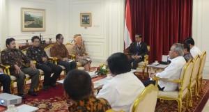 Presiden Jokowi didampingi sejumlah Menteri menerima Tim Pokja Karhutla dan Gambut, di Istana Merdeka, Jakarta, Selasa (3/11(