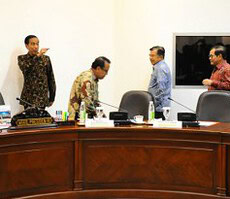 Presiden Jokowi dan Wapres Jusuf Kalla menjelang memimpin ratas, di kantor Kepresidenan, Jakarta, Jumat (27/11)