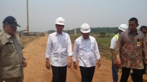 Presiden Jokowi didampingi Gubernur Sumsel saat meninjau pembangunan ruas Jalan Tol Sumatera di Indralaya, beberapa waktu lalu