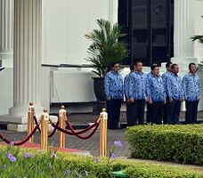 Wakil Seskab Bistok Simbolon membacakan amanat Presiden Jokowi pada upacara Peringatan HUT ke-44 Korpri, di halaman Gedung II Kemensetneg, Jakarta, Senin (30/11) pagi