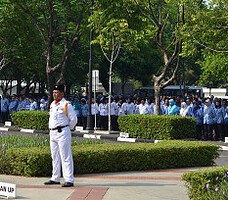 Anggota Korpri mengikuti upacara peringatan HUT ke-44 Korpri, di halaman parkir Kemensetneg, Jakarta, Senin (30/11) pagi