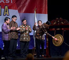 Presiden Jokowi didampingi Mendagri dan Seskab membuka Munas V Adkasi, di Hotel Pullman, Jakarta, Kamis (17/12)