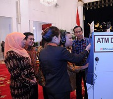 Presiden Jokowi menyaksikan penggunaan ATM Disabilitas, pada peringatan Hari Disabilitas, di Istana Negara, Jakarta, Kamis (3/12) siang