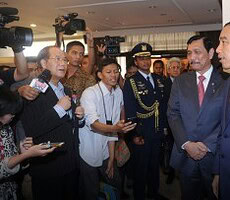 Presiden Jokowi didampingi Menko Polhukam menjawab wartawan di Bandara Halim Perdanakusuma, Jakarta, Rabu (2/12)