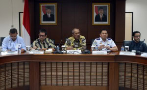 Asdep Perhubungan Kedeputian Maritim Setkab Syafrudin saat memimpin FGD soal Transportasi Umum Tidak Resmi yang Berbasis Aplikasi di Gedung III Kemensetneg, Selasa (22/12)