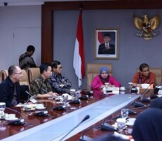 Konsultan politik Yunarto Wijaya saat berbicara dalam FGD yang diselenggarakan Asdep Poldagri Deputi Polhukam Setkab, di Gedung III Kemensetneg, Jakarta, Rabu (16/12)