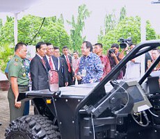 Presiden Jokowi didampingi Menko Polhukam dan Panglima TNI menyaksikan kendaraan yang digunakan TNI, di Mabes TNI, Cilangkap, Jakarta, Rabu (16/12)