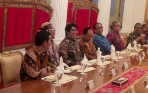 Para pelawak yang mengikuti makan malam bersama Presiden Jokowi, di Istana Negara, Jakarta, Rabu (16/12) malam