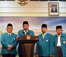 Ketua Umum Parmusi Usamah Hisyam didampingi pengurus yang lain menyampaikan keterangan pers, di Istana Merdeka, Jakarta, Kamis (17/12)