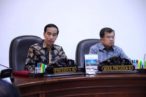 Presiden Jokowi didampingi Wapres Jusuf Kalla memimpin rapat terbatas soal satelit, di kantor Presiden, Jakarta, Jumat (4/12) pagi