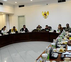 Presiden Jokowi didampingi Wakil Presiden Jusuf Kalla memimpin ratas bidang Polhukam, di kantor Presiden, Jakarta, Rabu (16/12) sore