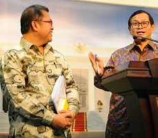 Seskab Pramono Anung didampingi Menkominfo Rudiantara memberikan keterangan hasil ratas Alutsista, di kantor Presiden, Jakarta, Kamis (3/12) sore