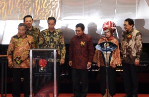 Presiden Jokowi didampingi menteri terkait saat membuka perdagangan saham di gedung Bursa Efek Indonesia, Jakarta, Senin (4/1) pagi.