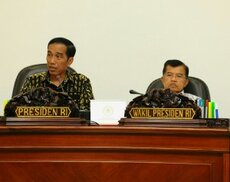 Presiden didampingi Wapres pimpin Rapat Terbatas terkait status Perguruan Tinggi di Kantor Presiden, Jakarta (6/1)