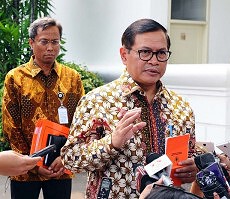 Seskab, Pramono Anung, menjawab pertanyaan wartawan usai Sidang Kabinet Paripurna di Istana Negara, jakarta (4/1)