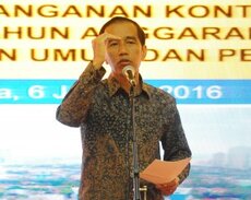 Presiden Jokowi memberikan arahan saat penandatangan kontrak kegiatan di ruang Pendopo Kementerian PUPR, Jakarta (6/1)