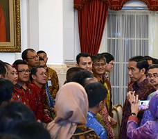 Presiden Jokowi berbincang dengan peserta KP3MN Tahun 2016 serta Peluncuran KLIK dan Peningkatan Layanan I23J untuk Bidang Infrastruktur, di Istana Negara, Jakarta, Senin (22/6) siang. (Foto: Jay/Humas)