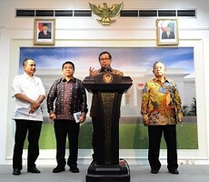 Photo Caption: Cabinet Secretary delivered a press statement on Economic Policy Package X, at the Presidential Office, Jakarta, on Thursday (11/2)