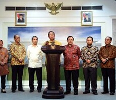 Menko Perekonomian Darmin Nasution memberikan penjelasan kepada wartawan, di kantor Presiden, Jakarta, Jumat (5/2) sore. (Foto: Jay/Humas)