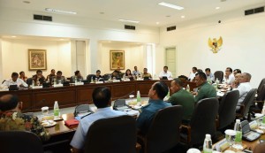 Presiden Jokowi didampingi Wapres Jusuf Kalla memimpin rapat terbatas, di kantor Kepresidenan, Jakarta, Selasa (23/2) siang. (Foto: JAY/Humas)