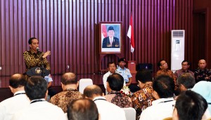 Presiden Jokowi memberikan arahan kepada para menteri, kepala badan, dan pejabat eselon I, di Kementerian PUPR, Jakarta, Selasa (22/3) pagi. (Foto: Agung/Humas)