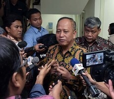 Menristek-Dikti menjawab pertanyaan wartawan usai mengikuti rapat terbatas di Kantor Presiden, Jakarta (6/1)