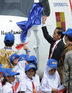 Presiden saat membuka nama pesawat N219 Nurtanio di Bandara Halim Perdanakusuma, Jakarta, Jumat (10/11). (Foto: Humas/Jay)