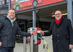 Foto: Matthä (ÖBB) und Fischer (SMATRICS) eröffnen E-Ladepunkte