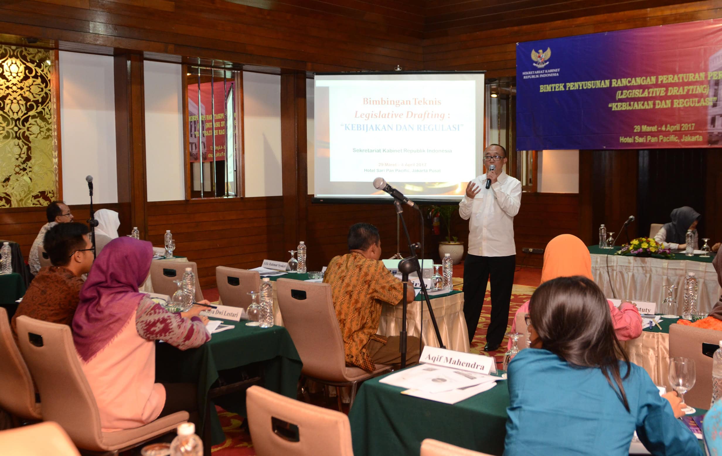Deputi bidang Administrasi Seskab Farid Utomo menyampaikan sambutan pada Bimtek Rancangan Peraturan Perundang-undangan "Kebijakan dan Regulasi", di Hotel Sari Pan Pacific, Jakarta, Rabu (29/3) pagi. (Foto: JAY/Humas)