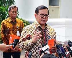 Seskab, Pramono Anung, menjawab pertanyaan wartawan usai Sidang Kabinet Paripurna di Istana Negara, jakarta (4/1)