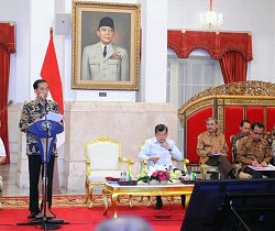 Presiden Jokowi saat memberikan pengantar pada Sidang Kabinet Paripurna di Istana Negara, Jakarta (4/1)
