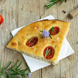 Focaccia mit Tomaten 4 Leckere Focaccia mit Tomaten ohne Kneten mit Übernachtgare. Der Teig wird nur verrührrt und kommt über Nacht in den Kühlschrank. Probiert dieses tolle Rezept einfach mal aus. Sie ist der perfekte Snack für zwischendurch oder für ein Picknick. Küchentraum & Purzelbaum | #focaccia | #ohnekneten