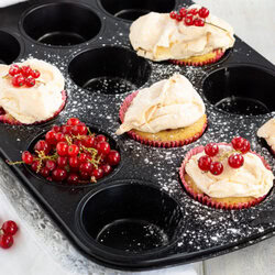 Johannisbeermuffins mit Baiser 7 Leckere Johannisbeermuffins mit Baiser. Säuerliche Johannisbeeren treffen auf süßes Baiser. Die perfekte Kombination für den Sommer. Küchentraum & Purzelbaum | #muffins | #backen | #johannisbeeren