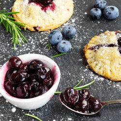 Hand Pies mit Blaubeeren 8 Leckere Handpies mit Blaubeeren und Rosmarin. Ein herrlich fruchtiger, sommerlicher Snack für das Picknick oder einfach so zum Naschen. Küchentraum & Purzelbaum | #blaubeeren | #heidelbeeren | #mürbteig