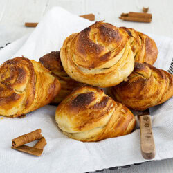 Kennt ihr Berliner Splitterbrötchen? Das sind leckere blättrige Brötchen mit Zucker. Sie sind typisch für die Berliner Küche. Ihr könnt sie an ihrer zerklüfteten Oberfläche erkennen. Küchentraum & Purzelbaum | #brötchen | #blätterteig | #backen