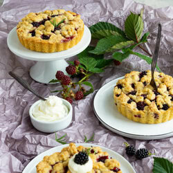 Kleine Brombeerkuchen mit Streuseln 7 Kleine Brombeer-Streusel-Kuchen mit Rosmarin. Die kleinen Kuchen sind super schnell gemacht und schmecken mit frischen oder tiefgefrorenen Beeren. Ein Genuss für alle, die Beeren lieben. Passt zu jeder Kaffeetafel. Küchentraum & Purzelbaum | #backen | #brombeeren | #streusel