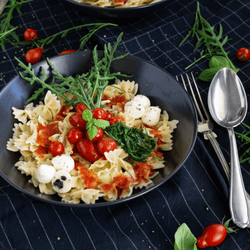 Pasta Bowl 6 Diese schnelle und leckere Pasta Bowl mit Tomaten, Mozzarella und Rucola müsst ihr unbedingt probieren. Sie erfüllt fast alle Vorgaben des Clean Eating. Küchentraum & Purzelbaum | #pasta | #bowl | #nudeln