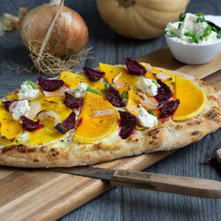 Pinsa für Genießer 6 Entdeckt das Rezept für diese leckere Pinsa mit Kürbis, roter Bete, Zwiebeln und einer leckere Creme aus Frischkäse und Crème fraîche. Das ist ein Genuss für alle Sinne. Küchentraum & Purzelbaum | #pinsa | #hefeteig | #herbst | #kürbis