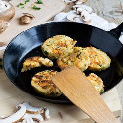 Rezept Serviettenknödel mit Pilzsoße 6 Serviettenknödel mit Pilzsoße und frischen Kräutern. Serviert in einer Pfanne.