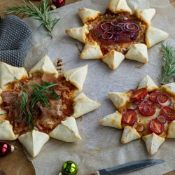 Pizzastern - sternförmiger Pizza Snack 10 Sternförmige Pizza - Pizzastern - Party Snack zu Weihnachten oder Silvester