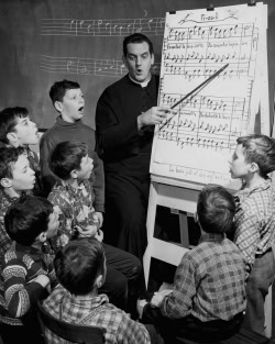 Le Père Léandre Brault et ses élèves en 1956 - Archives de la Maîtrise des Petits-Chanteurs du Mont-Royal Le Père Léandre Brault et ses élèves en 1956 - Archives de la Maîtrise des Petits-Chanteurs du Mont-Royal