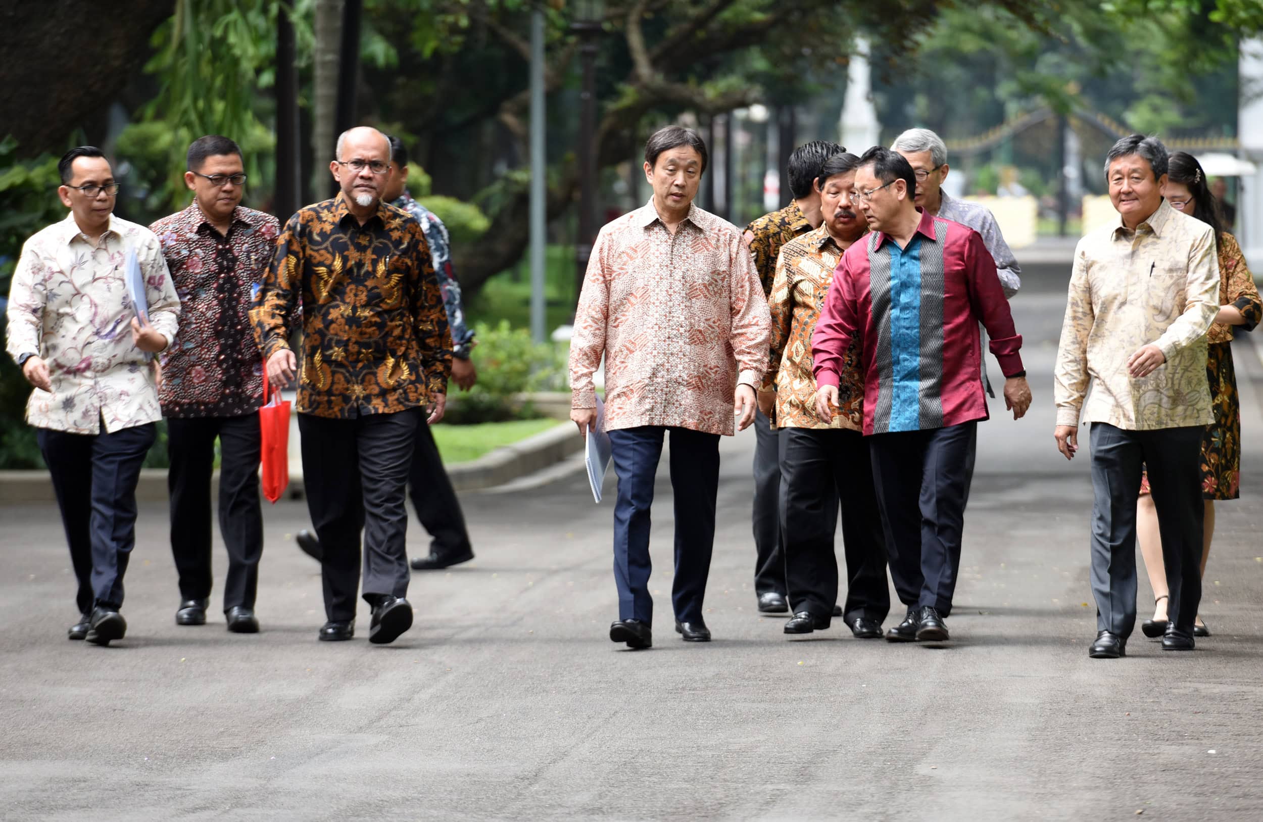 President of Toyota Motor Corporation Akio Toyoda accompanied by a number of executives of Toyota in Indonesia, after received by President Jokowi at the Merdeka Palace, Jakarta, Monday (13/3) morning (Photo: Rahmat/PR)
