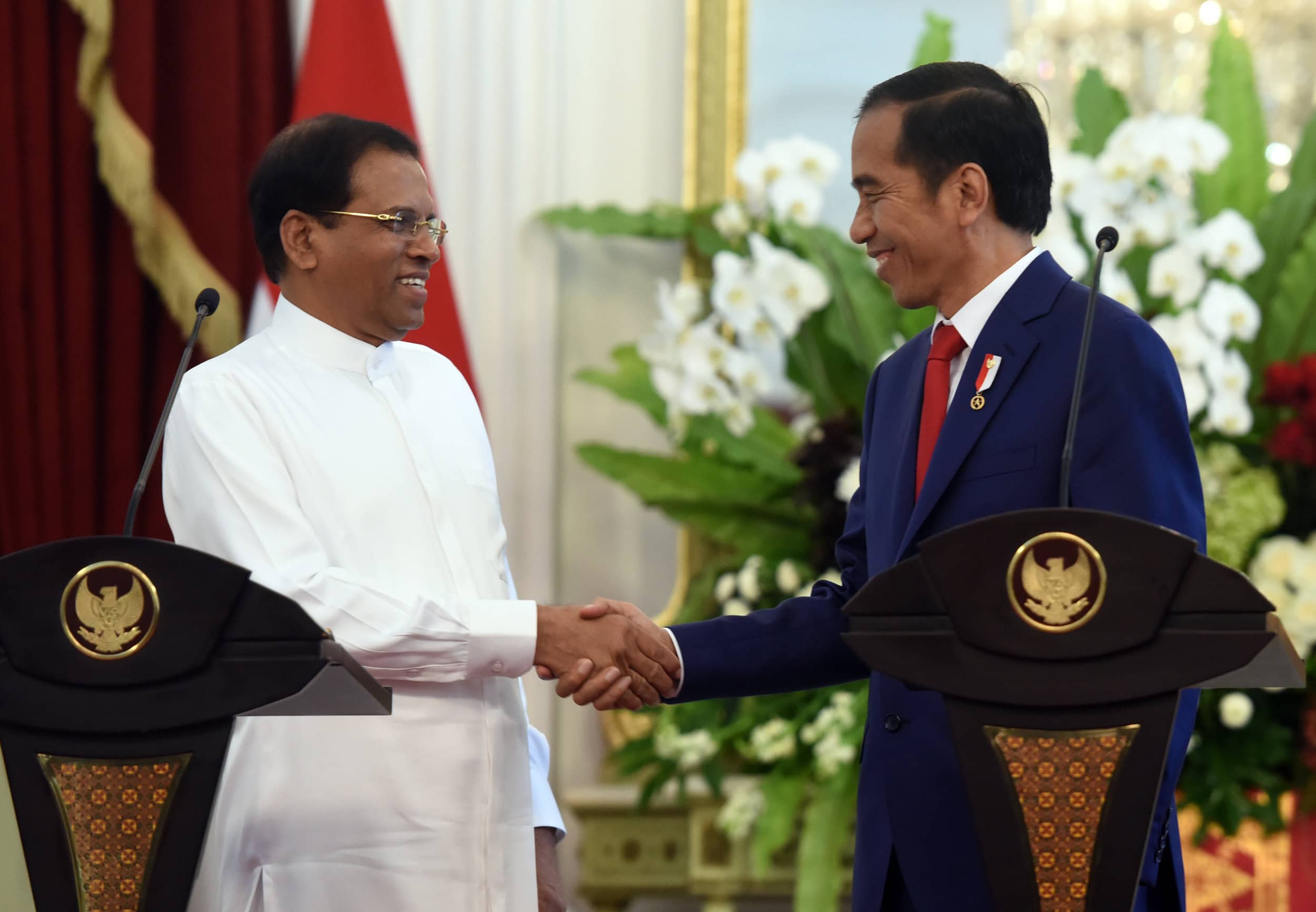 President Jokowi shakes hands with President of Sri Lanka Maithripala Sirisena after a joint press conference at Merdeka Palace, Jakarta, Wednesday (8/3). (Photo by: Rahmat/Public Relations Division)