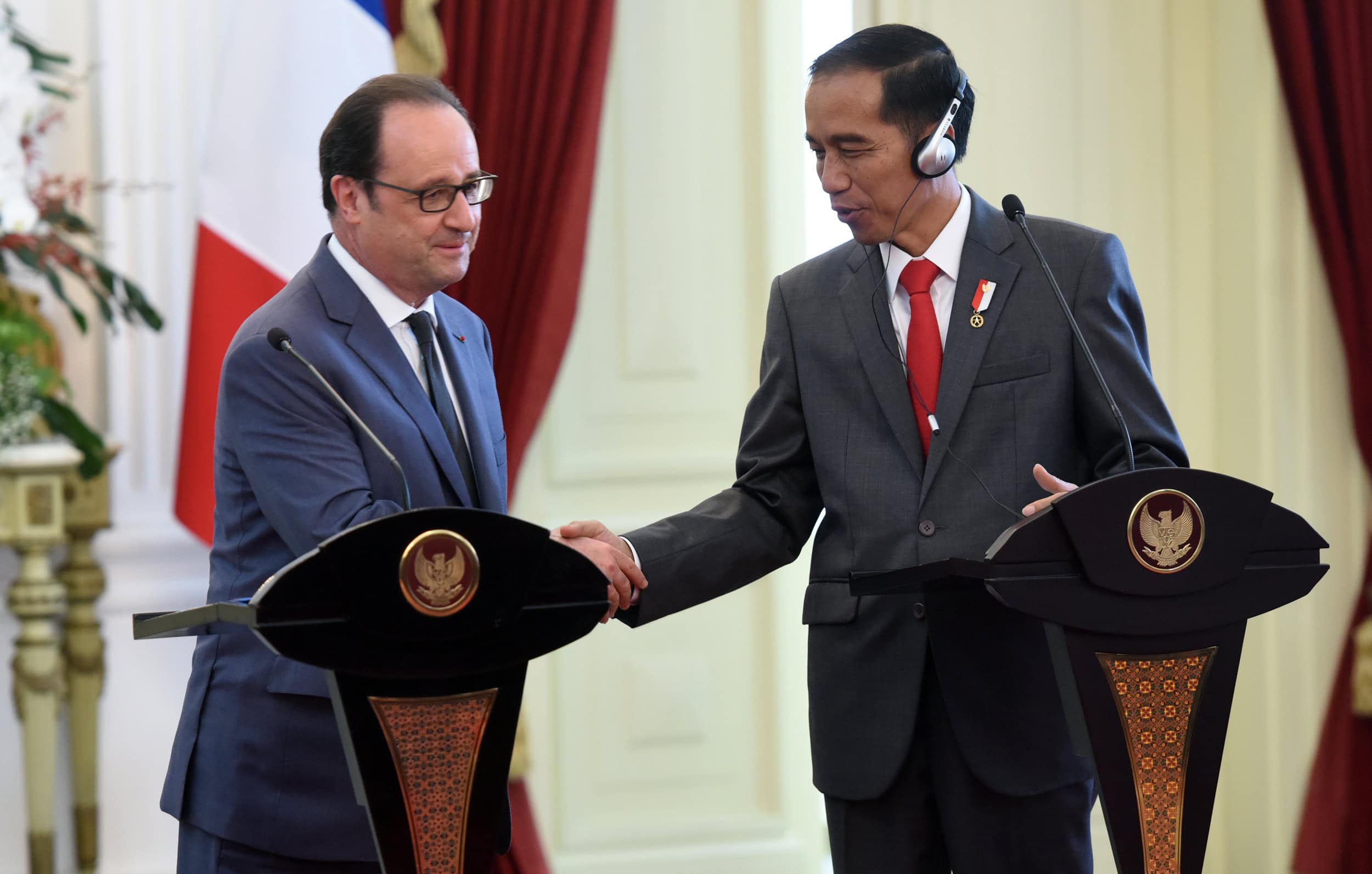 President Jokowi and French President Francois Hollande hold a joint press conference, at the State Palace, Jakarta, Wednesday (29/3) afternoon. (Photo: Rahmat/PR)
