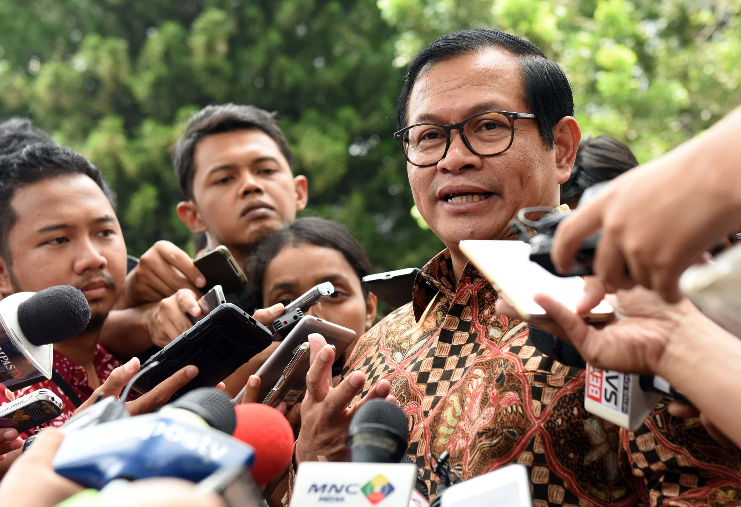 Cabinet Secretary answers reporters questions at the State Palace on Monday (17/4). (Foto: Public Relations Division/Rahmat).