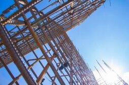 werkzeugkoffer-himmel-gerüst-tipp-zum-bau Alternativer Text: Erfahren Sie, wie ein Werkzeugkoffer Ihr Werkzeug schützt bei Tipp-zum-Bau