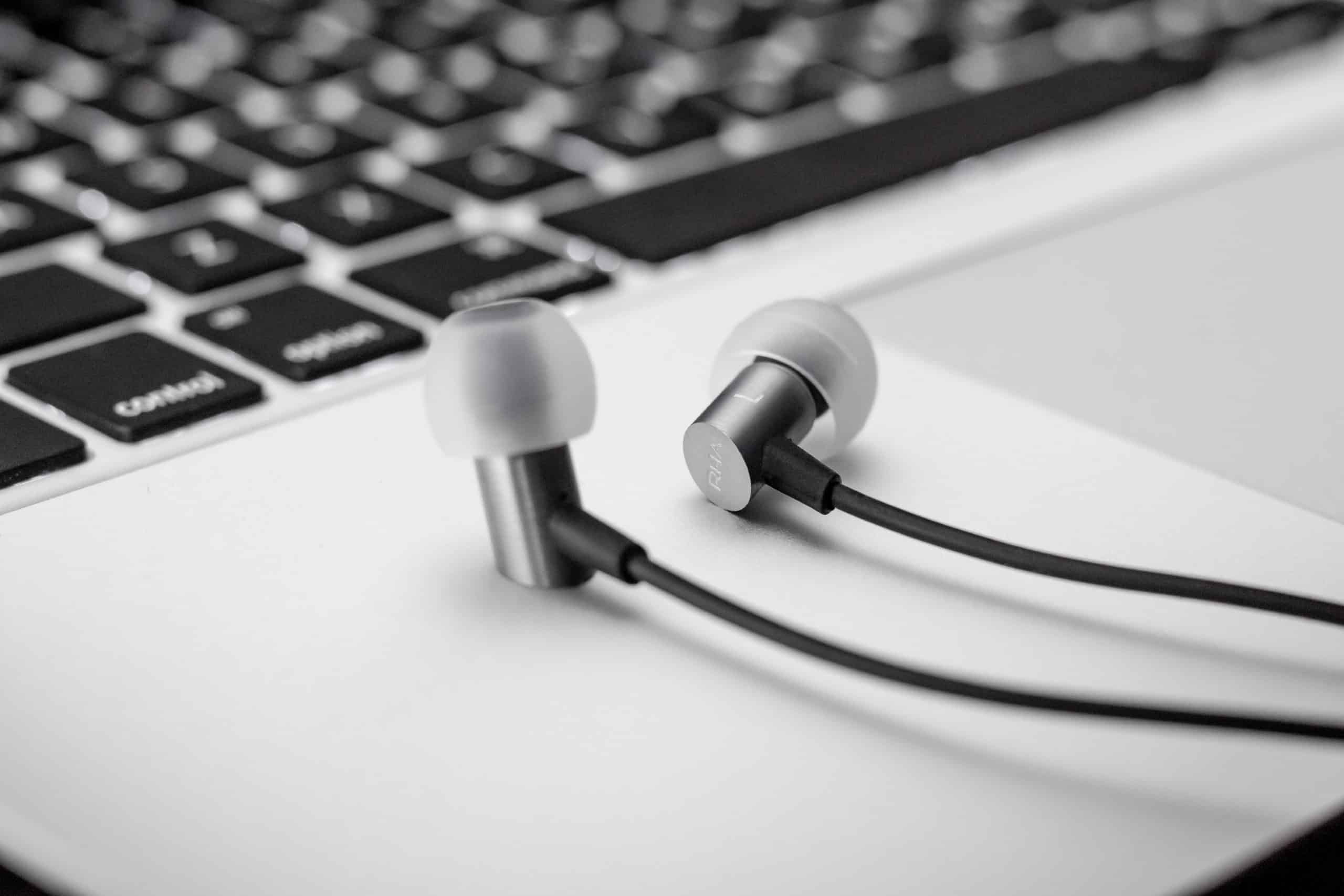 5 Best EMFFree Air Tube Headsets Beat EMF